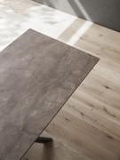 Klassisches Seitenverlängerungssystem, passend zur Platte, im Detail in HPL Kaspio Oro 