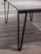 Detail des Metallbeins des Tisches Logan in schwarz lackiertem Metall