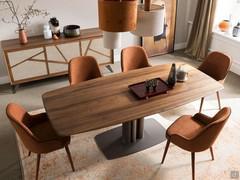 Bahia Tisch in der Version mit festem Korpus in Nussbaumfurnier. Elliptische oder rechteckige Versionen sind ebenfalls in verschiedenen Materialien erhältlich