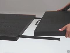 Detail des optionalen Verlängerungssystems mit einziehbarem Bajonett: die in die Dicke der Platte eingelassenen Stangen werden mit einem Push-Pull-System herausgezogen 
