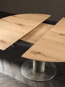Detail des Buchverlängerungssystems (das Bild bezieht sich auf einen anderen Tisch) mit zentraler 60 cm langer klappbarer Verlängerung in der starke der Platte