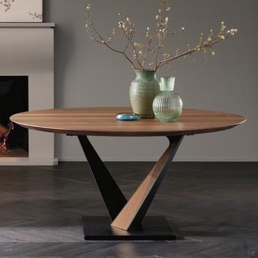 Tisch aus Holz und Metall mit zentralem Sockel Fortaleza
