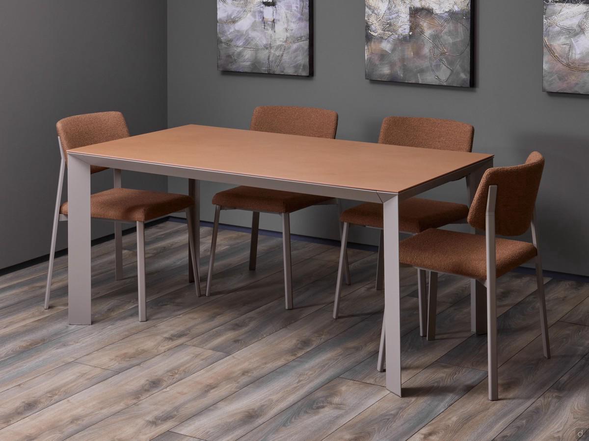 Profil 6-sitziger ausziehbarer Küchentisch mit Keramikplatte KE Calce Terracotta und matt taubengrau lackiertem Metallgestell