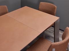 Profiltisch in der verlängerten Version, mit einer Verlängerungsplatte am Ende des Tisches. Die Verlängerungen passen immer zur Platte (unabhängig vom Material), auch wenn sie nicht die Kontinuität der Maserung garantieren