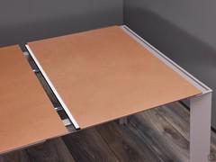 Die 60 cm lange Verlängerung wird herausgezogen und auf den Teleskopmechanismus aufgesetzt, um einen 160 cm langen Tisch in einen 220 cm langen Tisch zu verwandeln.