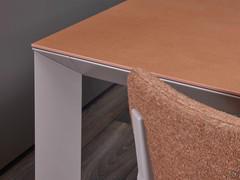 Detail des Fußes, des Unterschranks (in Taubengrau lackiert) und der Keramikplatte