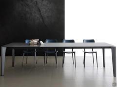 Der Tisch Camelot in der Version mit einer Breite von 190 cm im geschlossenen Zustand ist mit zwei Verlängerungen von 50 cm ausgestattet; er kann in zwei Schritten eine maximale Breite von 240 cm und 290 cm erreichen.