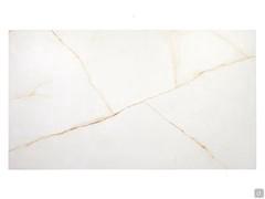 Detail der Maserung der matten Keramikplatte Gold Caress mit Marmoreffekt