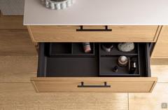 Detail der Schubladen Organizer, die optional für alle Frame Consolle-Badmöbel mit Auszugsfronten erhältlich sind
