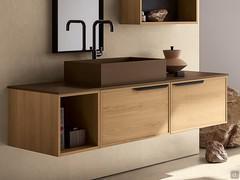 Frame Waschtischunterschrank Aufsatzwaschbecken kombiniert mit einem ähnlichen Unterschrank ohne Waschbecken und einem offenen Element aus der Kollektion 