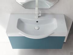 Vorderansicht des Zara-Waschtisches, der sich durch ihre besondere Formgebung und die zentrale Mischöffnung auszeichnet