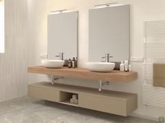 Duetto Badmöbel mit 2 Badewannen auf einem Holzfurnierboden und Unterschränken darunter in taubenmatter Lackierung