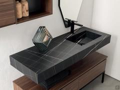Detail eines 12,5 cm starken Waschtisch mit integriertem Waschbecken aus HPL 3T Kenya Laminat