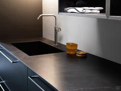 Detail der Arbeitsplatte Oasis L02 für Wäsche aus 2X negro Natursteinzeug