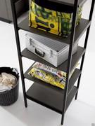 Detail der optionalen Offener Hochschrank mit 5 Ablagen und mattschwarzem Aluminiumrahmen