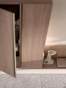 Klappbarer Hängeschrank mit zwei Türen, 125 cm hoch und 20,8 cm tief. Die Öffnungssysteme umfassen Push-Pull, aufgesetzte Griffe, Metallprofile oder Nuten
