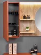 Oberschrank mit einer Flügeltür, lackiert in Ginger Sand, kombiniert mit dem Spiegel Screen mit Rückwand und Regalen aus Melamin in Almond-Holzoptik.