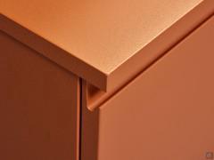 Detail einer Schubladenbasis mit Öffnung durch eine in die Tiefe der Front eingearbeitete Griffmulde: Unterschrank und Platte in passender Farbe, sandoptisch lackiert, Ginger N5
