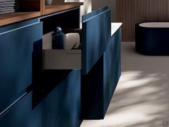 Fronten aus matt lackiertem M9-Bluff. Griff mit passendem "L"-Metallprofil