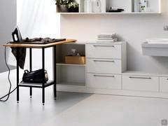 Oasis-Schrank ohne Türen mit 2 Fächern neben einem Unterschrank mit 3 Schubladen (Bügelbrettaufsatz nicht erhältlich)