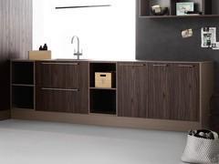 Geräumige Waschküche mit Waschbeckenunterbau und zusätzlichen Unterschränken in Pekannussfurnier (Ausführung nicht verfügbar) mit einfach lackiertem Sockel