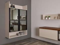 Vitrinenschrank Atlantic / Frame - Komposition aus zwei 50 cm hohen Hängeelementen mit einer Höhe von 100 cm, ergänzt durch offene Regale mit Rückwänden oben und unten. Matt lackiertes K2 Thala-Ru für Rahmen und Regale