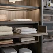 Ausziehbares Tablett und Glasablage mit Metallrahmen