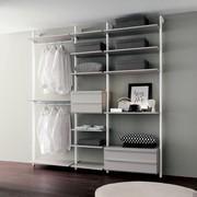 Modularer begehbarer Schrank mit Byron-Stangen, ausgestattet mit einem linearen Hängeelement und zwei Elementen mit Schubladenblock.