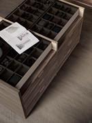 Zentrale Insel für den begehbaren Kleiderschrank Izar Lounge - Detail der Glasplatte mit Ablagefächern