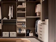 Bay Wide Schränke mit 5 Schubladenauszügen, Auszugstabletts, Fachböden mit Kleiderbügeln, Schuhregalen mit integriertem Absatzstopp und LED-Beleuchtung