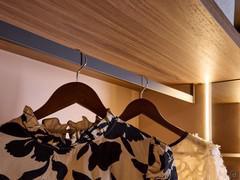 Kleiderbügelrohr aus lackiertem Metall in Umbra, direkt an der oberen Ablage befestigt