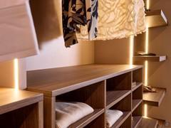 Besondere Material- und Farbkombination zwischen der Maserung des Materials und der speziellen Oberflächenstruktur der Melaminstruktur mit Skin-Effekt