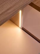 Detail der eingelassenen LED-Leiste an der Seite