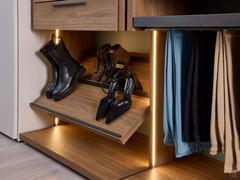 Schräges Schuhregal mit Fersenanschlag aus Metall