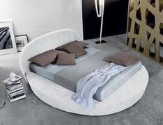 Das Bett Satellite mit Staukasten verbindet die runde Form des Rings mit der rechteckigen Form der Matratze cm 160 x 200