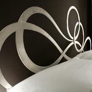 Detail des Kopfteils aus Schmiedeisen von dem Bett J'Adore