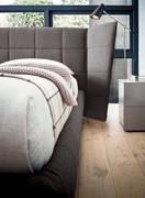 Ibis Bett mit Nähten und mit seitlichen Flügeln in Trapezform