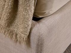 Detail eines gepolsterten Bettrahmens aus dem Stoff Smack col.02