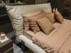 Bett Pascal in der Version mit zwei Bezügen, hier mit Kopfteil aus Leder und Bettrahmen aus Stoff