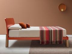 Doppelbett mit Stirling-Holzbeinen in zweifarbiger Ausführung, matt lackiert und Eiche