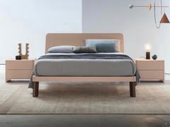 Bett Stirling in zweifarbiger Ausführung, mit matt lackiertem Rahmen in Nude und Füßen aus Fashion Wood Eiche Terra