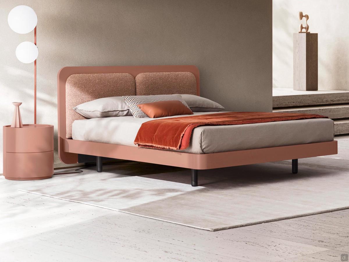 Gale Doppelbett mit Zierkissen - das Foto zeigt den Bettrahmen Typ P28 mit abgerundeten Ecken - Mocha Mousse matt lackiert