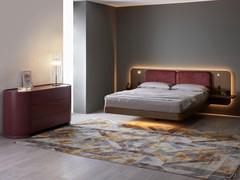 Das Schlafzimmer wird durch die Kombination des Master-Bettes mit großem Kopfteil und der Kommode Chariot mit 3 Schubladen eingerichtet, die in Azalea matt lackiert ist und an den Stoff der Kissen erinnert.