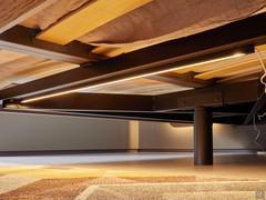 Detail der LED-Leuchte unter dem Fußteil, die magnetisch am Rahmen des Bettrahmens und am Bettkasten angebracht ist