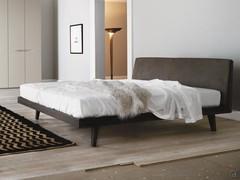 Bett Maryland mit Bettrahmen aus Holz, passenden Füßen und Kopfteil mit Kunstlederbezug