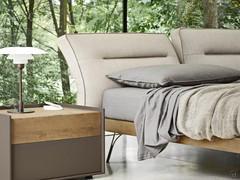 Detail eines gepolsterten Kopfteils, das mit einem Reibungsmechanismus verstellt werden kann (Ausführung bettrahmen nicht verfügbar)