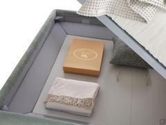 Detail der Aufbewahrungsbox, die an den Seiten ausgestellt ist und hoch über dem Boden liegt, um unsichtbar zu sein