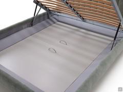 Detail des Bettrahmens H.18 cm, der einen seitlich ausgestellten und in der Mitte 14 cm hohen Staukasten mit herausnehmbaren Böden verbirgt