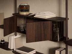 Detail des eleganten Harbour-Bücherregals mit 0,5 cm dicken Seiten aus bronziertem Glas und RB-Elementen aus gebrannter Eiche und bronzefarben lackiertem Holz