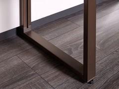 Detail der Bodenstütze, die sowohl für Wand- als auch für Deckenstützen verwendet wird. Es müssen keine Löcher gebohrt werden, da der verstellbare Fuß nur abgestützt wird